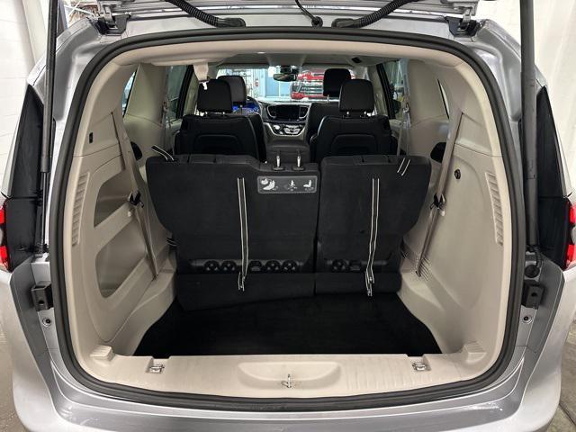Photo of 2021 Billet Silver Metallic Clearcoat Chrysler Pacifica