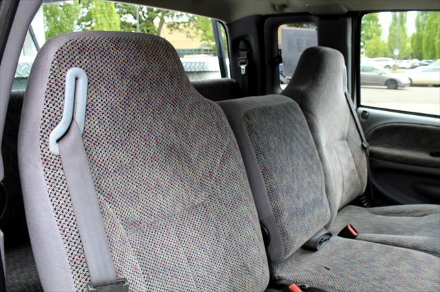 Photo of 2000 Silver Dodge Ram 2500