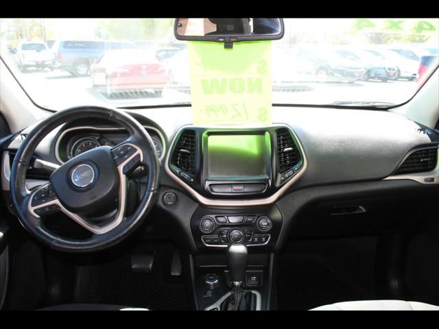 Photo of 2017 Diamond Black Crystal Pearlcoat Jeep Cherokee