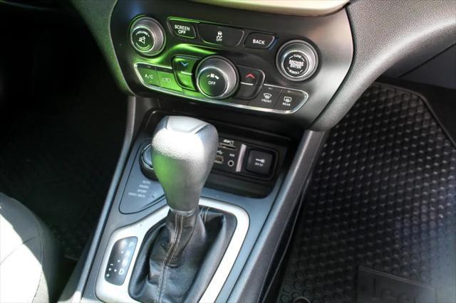 Photo of 2017 Diamond Black Crystal Pearlcoat Jeep Cherokee
