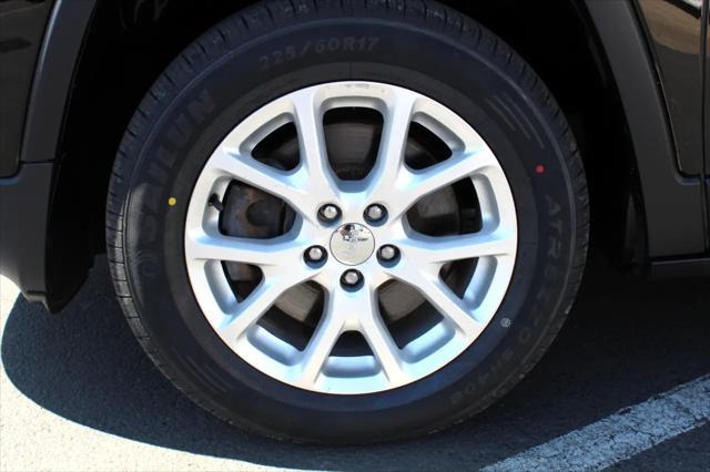 Photo of 2017 Diamond Black Crystal Pearlcoat Jeep Cherokee