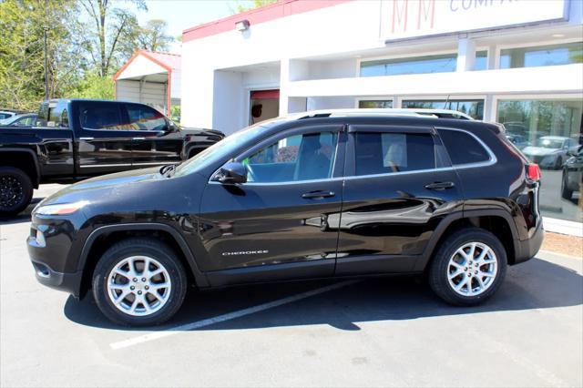 Photo of 2017 Diamond Black Crystal Pearlcoat Jeep Cherokee