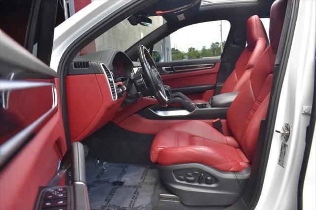 Photo of 2023 White Porsche Cayenne