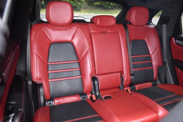 Photo of 2021 Dolomite Silver Metallic Porsche Cayenne