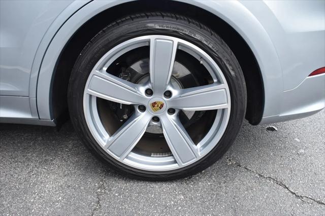Photo of 2021 Dolomite Silver Metallic Porsche Cayenne
