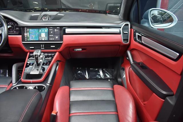 Photo of 2021 Dolomite Silver Metallic Porsche Cayenne