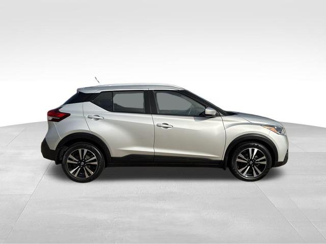 Photo of 2020 Brilliant Silver Metallic Nissan Kicks