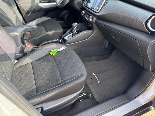 Photo of 2020 Brilliant Silver Metallic Nissan Kicks