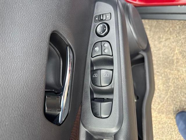 Photo of 2023 Scarlet Ember Tintcoat Nissan Kicks