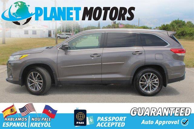 Photo of 2019 Celestial Silver Metallic Toyota Highlander