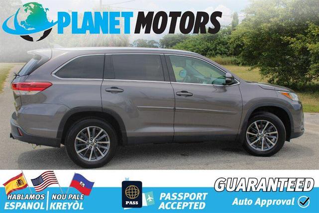 Photo of 2019 Celestial Silver Metallic Toyota Highlander