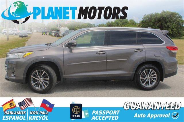 Photo of 2019 Celestial Silver Metallic Toyota Highlander