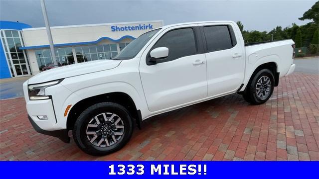 Photo of 2024 Glacier White Nissan Frontier