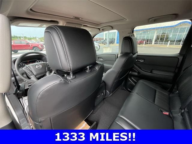 Photo of 2024 Glacier White Nissan Frontier