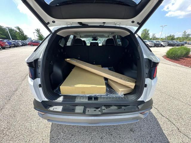 Photo of 2025 White Pearl Hyundai TUCSON