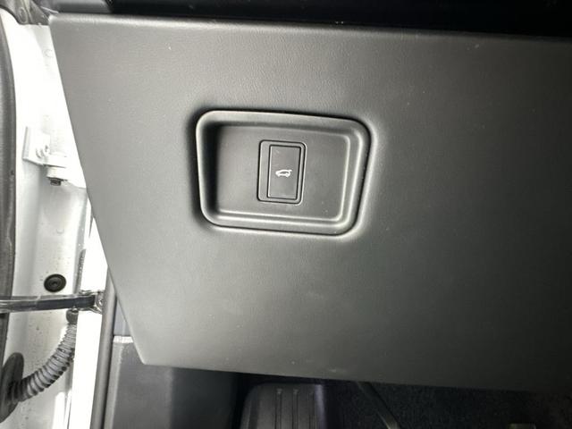 Photo of 2023 Fuji White Land Rover Range Rover