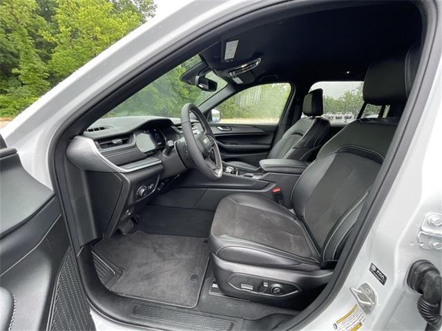 Photo of 2024 Bright White Clearcoat Jeep Grand Cherokee