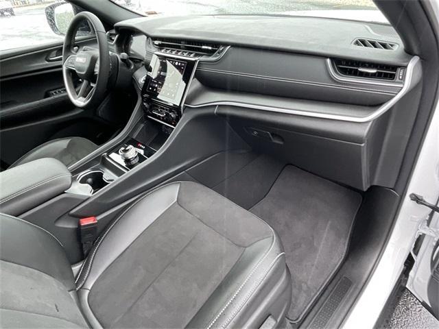 Photo of 2024 Bright White Clearcoat Jeep Grand Cherokee
