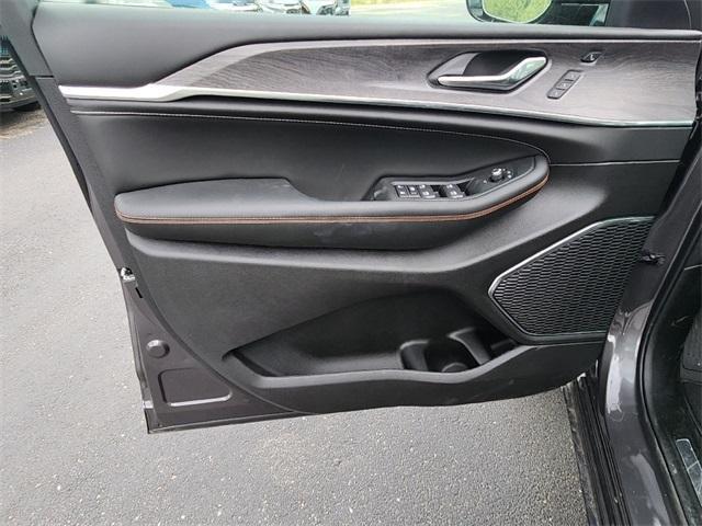 Photo of 2025 Metallic Jeep Grand Cherokee L