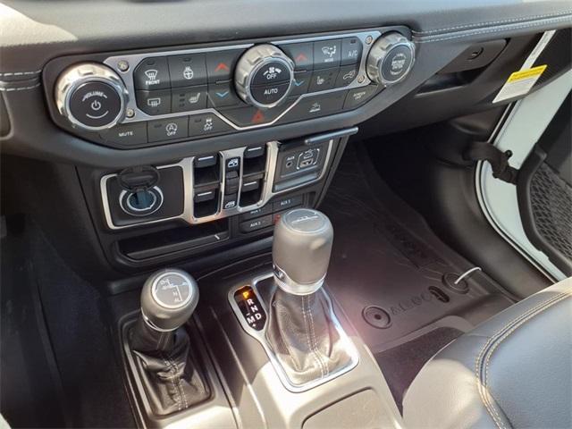 Photo of 2025 Bright White Clearcoat Jeep Gladiator