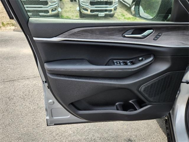 Photo of 2025 Silver Zynith Jeep Grand Cherokee L
