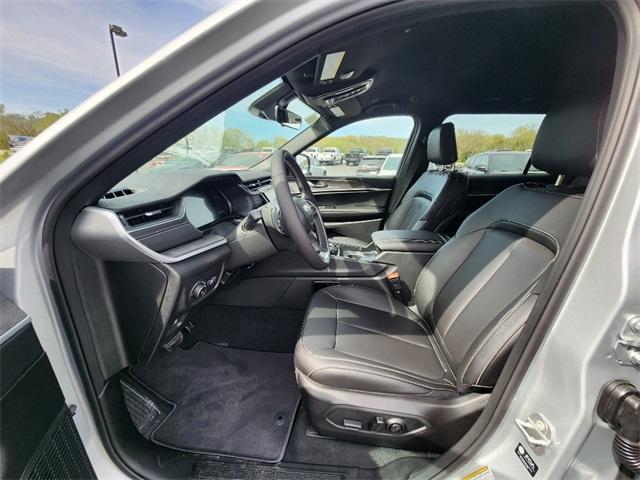 Photo of 2025 Silver Zynith Jeep Grand Cherokee L