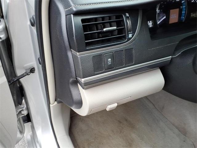 Photo of 2012 Classic Silver Metallic Toyota Camry Hybrid
