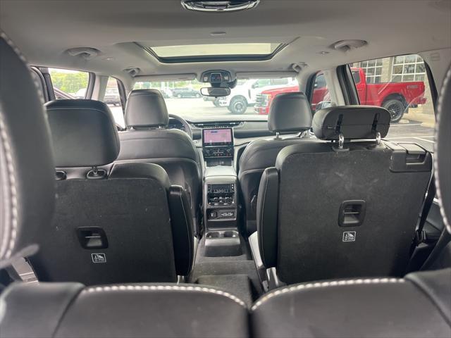 Photo of 2023 Diamond Black Crystal Pearlcoat Jeep Grand Cherokee L