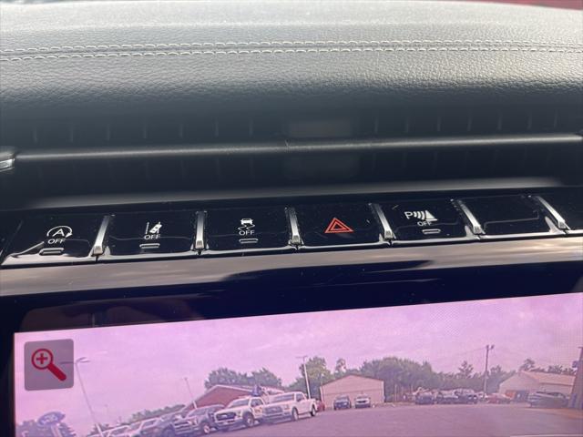 Photo of 2023 Diamond Black Crystal Pearlcoat Jeep Grand Cherokee L