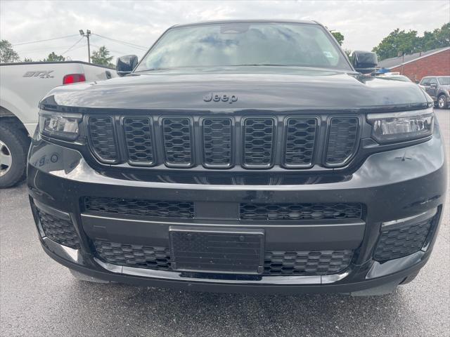 Photo of 2023 Diamond Black Crystal Pearlcoat Jeep Grand Cherokee L