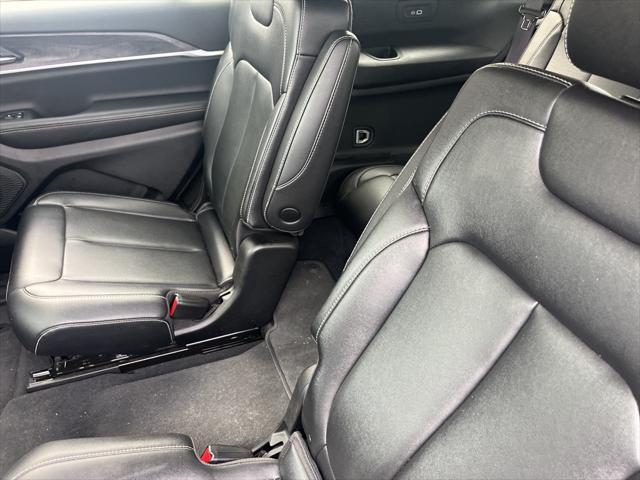 Photo of 2023 Diamond Black Crystal Pearlcoat Jeep Grand Cherokee L