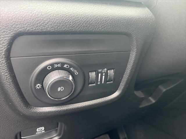 Photo of 2023 Diamond Black Crystal Pearlcoat Jeep Grand Cherokee L