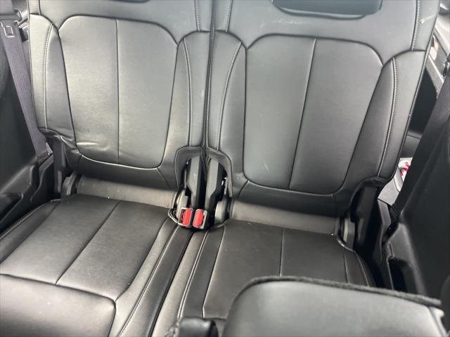 Photo of 2023 Diamond Black Crystal Pearlcoat Jeep Grand Cherokee L