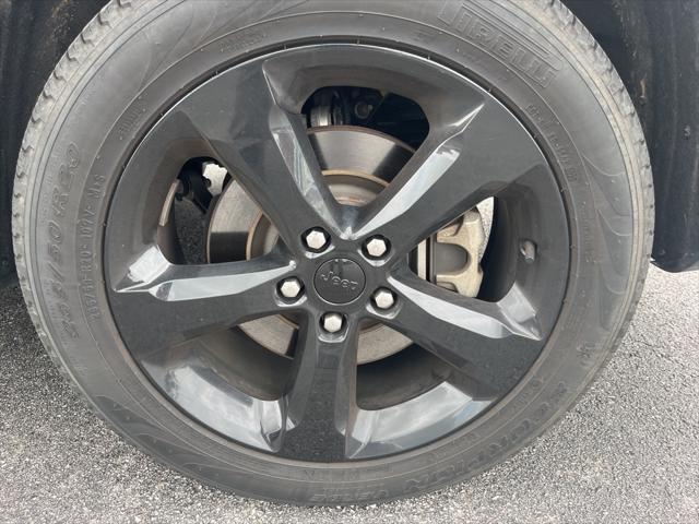 Photo of 2023 Diamond Black Crystal Pearlcoat Jeep Grand Cherokee L