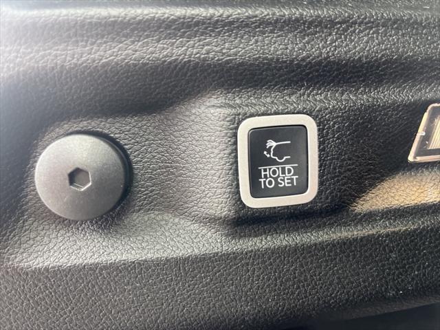 Photo of 2023 Diamond Black Crystal Pearlcoat Jeep Grand Cherokee L