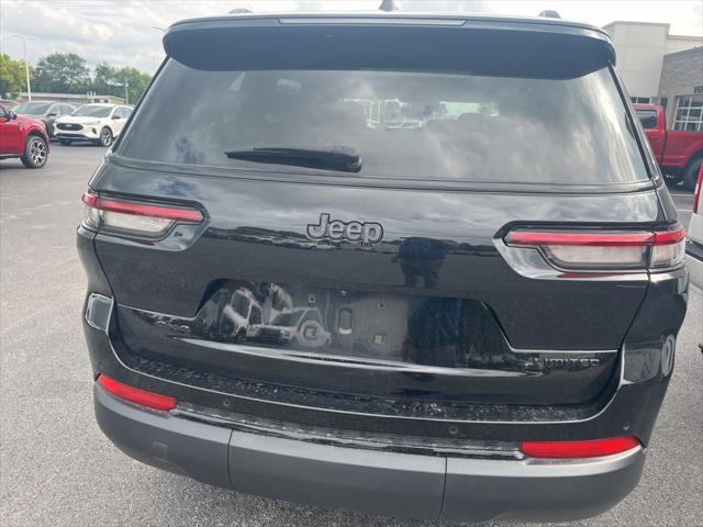 Photo of 2023 Diamond Black Crystal Pearlcoat Jeep Grand Cherokee L