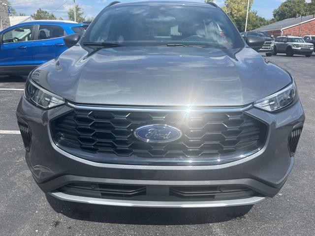 Photo of 2025 Carbonized Gray Metallic Ford Escape