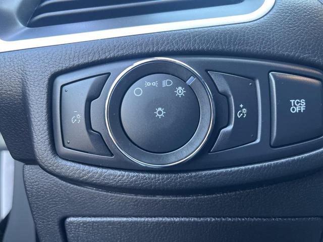 Photo of 2022 Oxford White Ford Edge