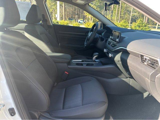 Photo of 2024 Glacier White Nissan Altima