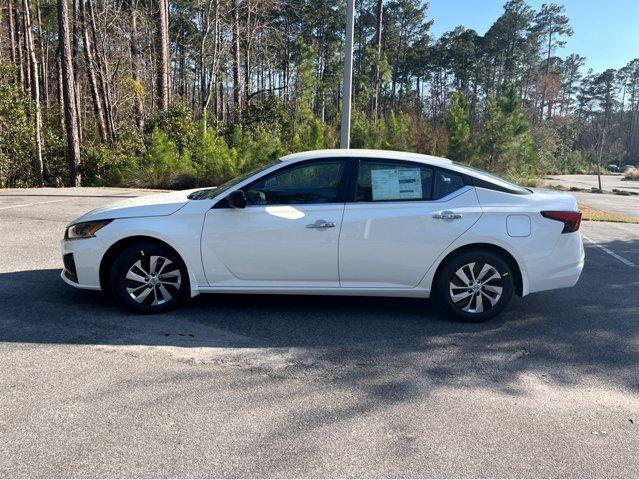 Photo of 2024 Glacier White Nissan Altima