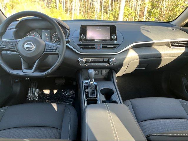 Photo of 2024 Glacier White Nissan Altima