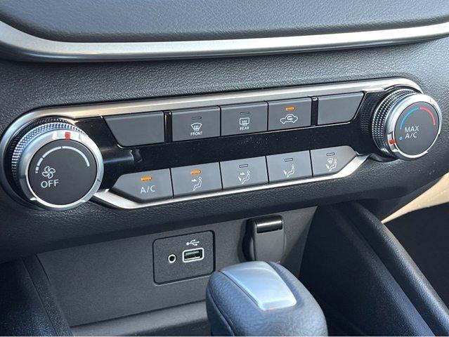 Photo of 2024 Glacier White Nissan Altima