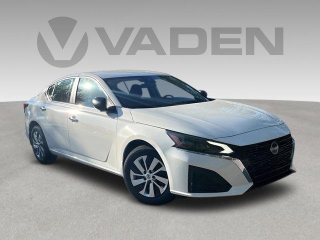 Photo of 2024 Glacier White Nissan Altima
