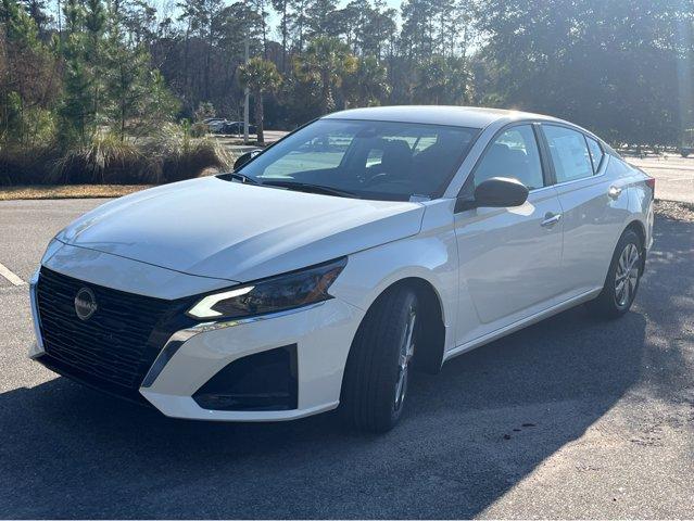 Photo of 2024 Glacier White Nissan Altima