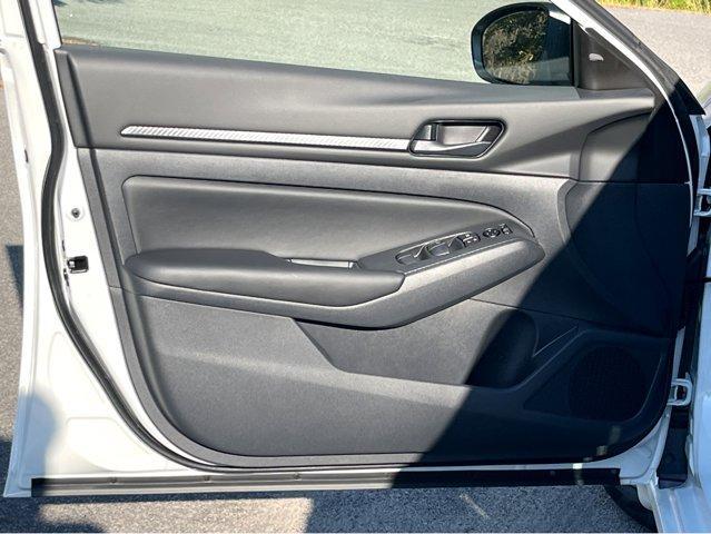 Photo of 2024 Glacier White Nissan Altima