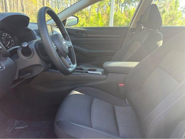 Photo of 2024 Glacier White Nissan Altima