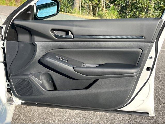 Photo of 2024 Glacier White Nissan Altima