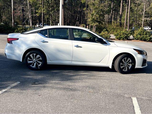 Photo of 2024 Glacier White Nissan Altima