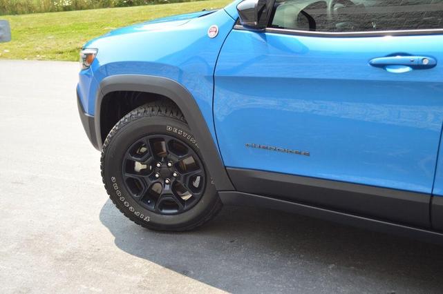 Photo of 2022 Hydro Blue Pearlcoat Jeep Cherokee