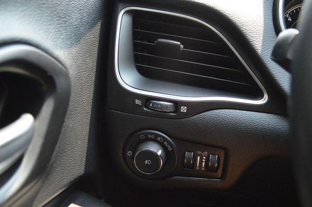 Photo of 2022 Hydro Blue Pearlcoat Jeep Cherokee